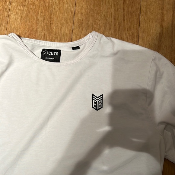 CUTS AO Curve-Hem Tee with chevron logo - Picture 2 of 2